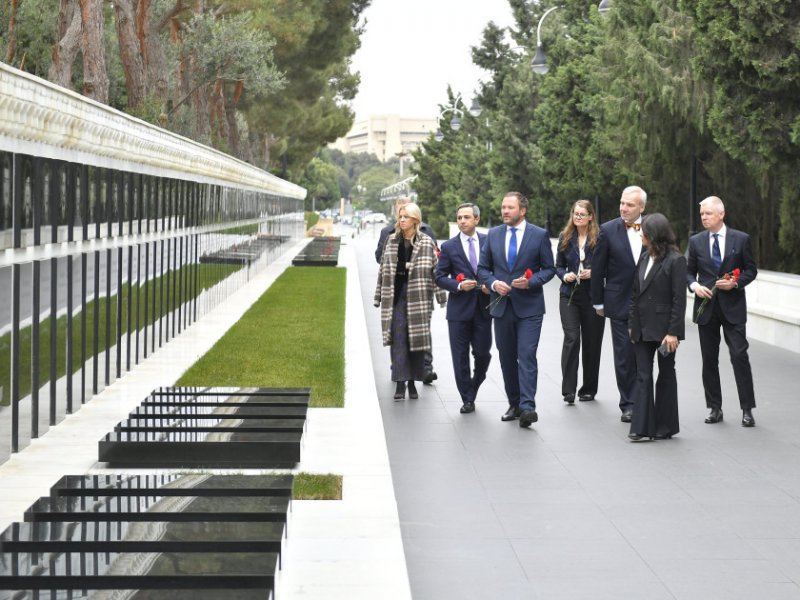 Estoniyanın xarici işlər naziri Bakıda şəhidlərin xatirəsini anıb