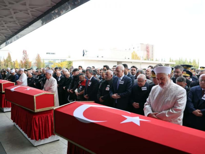 Türkiyə Hərbi Hava Qüvvələrinə məxsus təyyarədə həlak olanların dəfn mərasimində rəsmi şəxslər iştirak ediblər