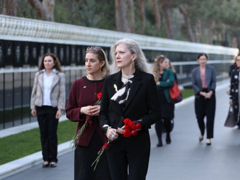 ABŞ dövlət katibinin siyasi məsələlər üzrə müşaviri Şəhidlər xiyabanını ziyarət edib