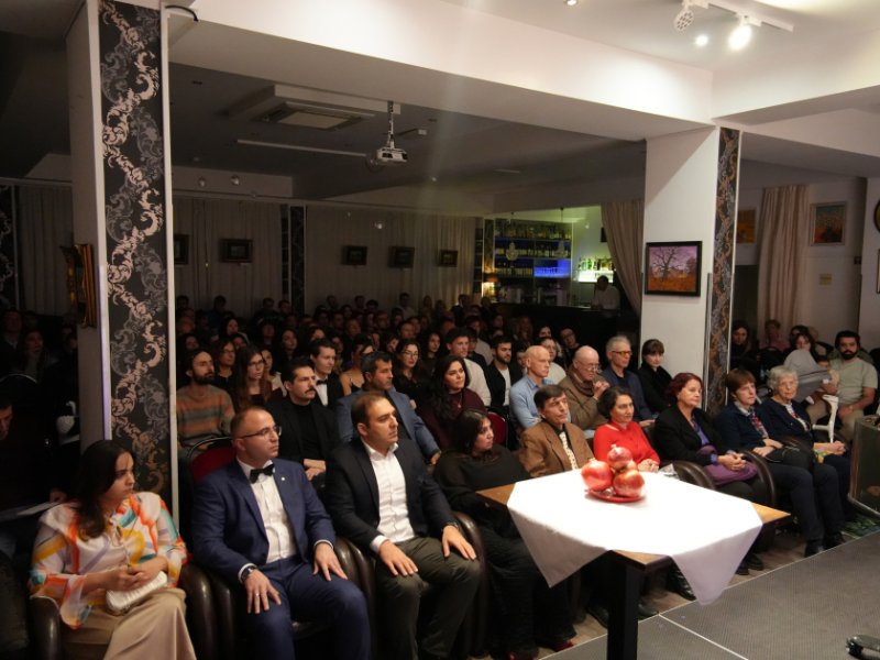 “Narın içində not”