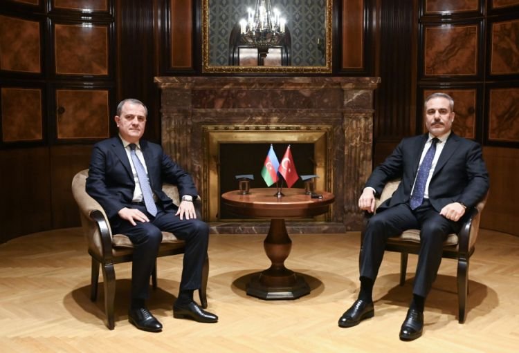 Ceyhun Bayramov Hakan Fidanla ikitərəfli və regional məsələləri müzakirə edib