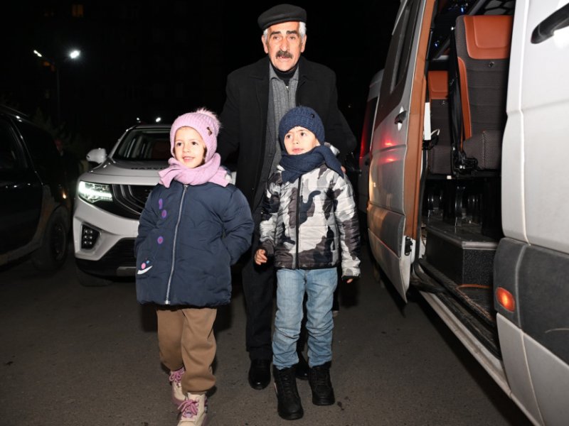 Laçın şəhərinə, Xocavənd rayonun Hadrut və Qırmızı Bazar qəsəbələrinə və Ağdamın Xıdırlı kəndinə köç karvanları yola salınıb