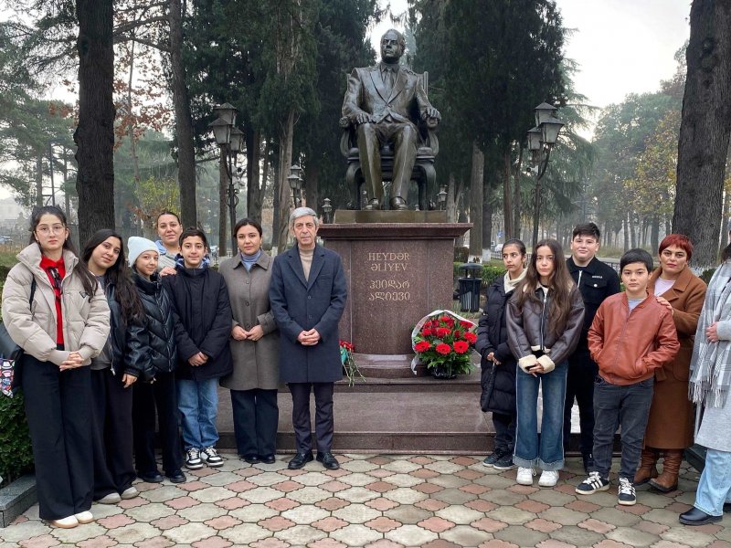 Müxtəlif ölkələrdə Ulu Öndər Heydər Əliyevin əziz xatirəsi anılıb