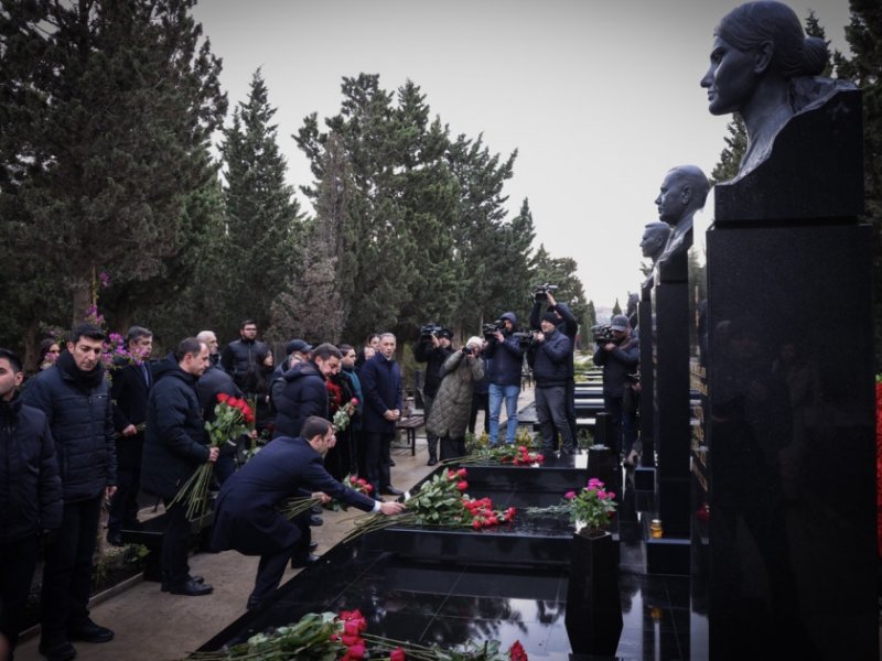 Qəzaya uğrayan AZAL-a məxsus sərnişin təyyarəsinin həlak olan ekipaj üzvlərinin məzarları ziyarət olunub