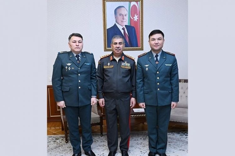 Zakir Həsənov Qazaxıstanın yeni hərbi attaşesini qəbul edib