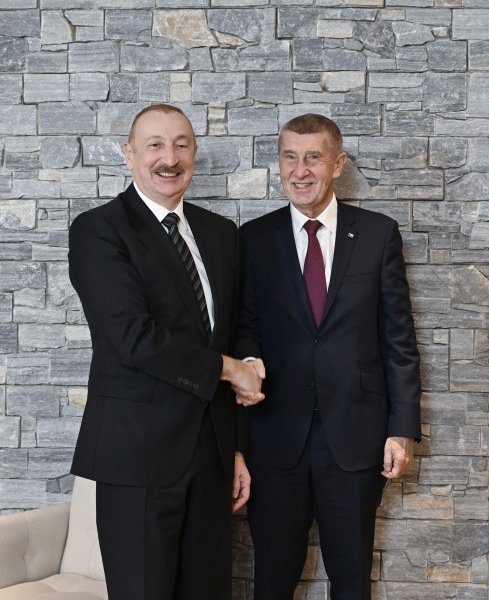 Prezident İlham Əliyev Davosda Çexiyanın Baş naziri ilə görüşüb