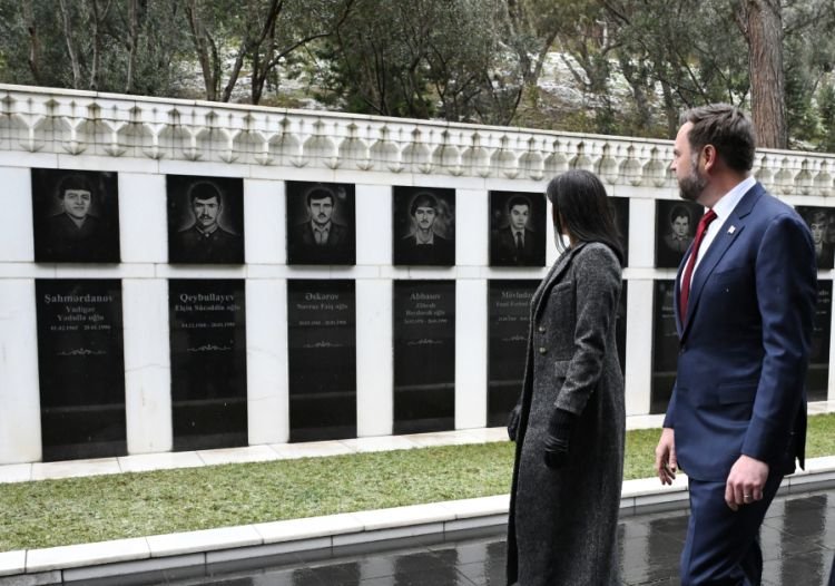 Səfirlik: Vens ailəsinin Şəhidlər xiyabanını ziyarəti Azərbaycan xalqının göstərdiyi fədakarlıqlara hörmətin ifadəsidir