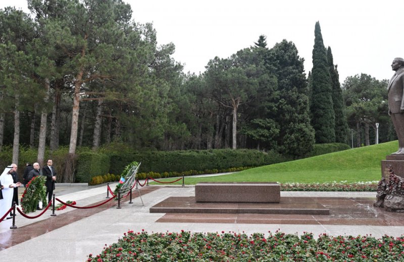 Ərəb Parlamentinin prezidenti Fəxri xiyabanı və Zəfər parkını ziyarət edib