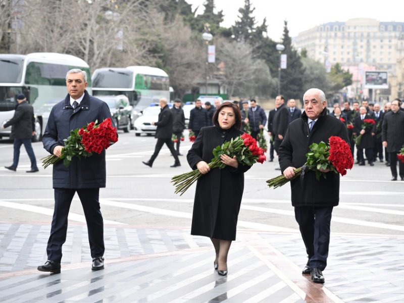 Dövlət və hökumət rəsmiləri Xocalı soyqırımı abidəsini ziyarət ediblər