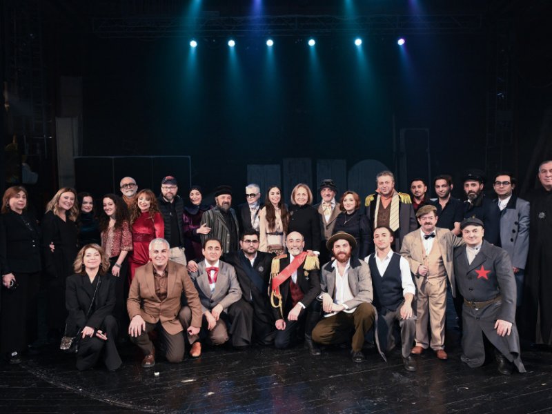 Leyla Əliyeva “Neft bumu hamıya gülümsəyir” tamaşasının nümayişində iştirak edib