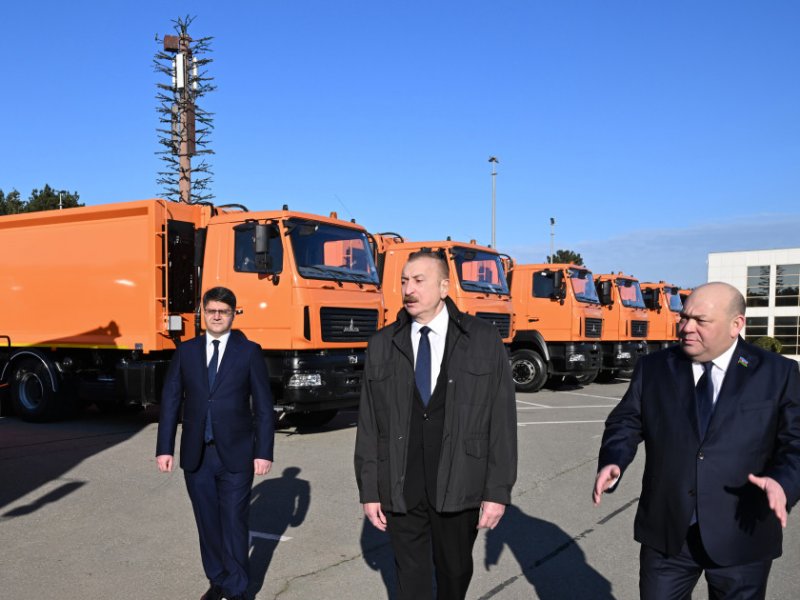Prezident İlham Əliyev Bakıda məişət tullantıları daşıyan texnikalarla tanış olub