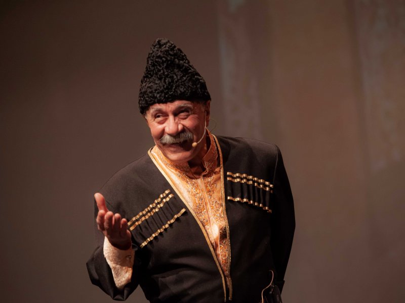 "Arşın mal alan" Vankuver səhnəsində