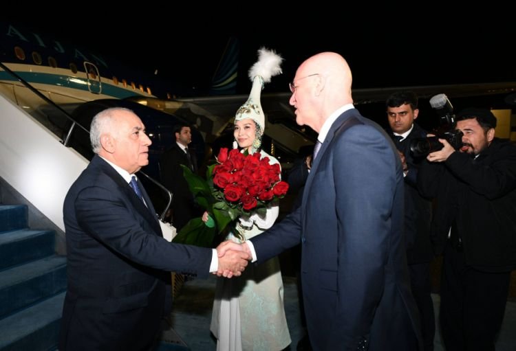 Baş nazir Əli Əsədov Qazaxıstana işgüzar səfərə gəlib