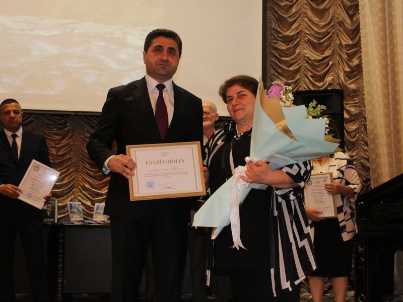 QAX RAYON RƏHBƏRİ YERLİ YAZARLARLA GÖRÜŞÜB-FOTOLAR. 