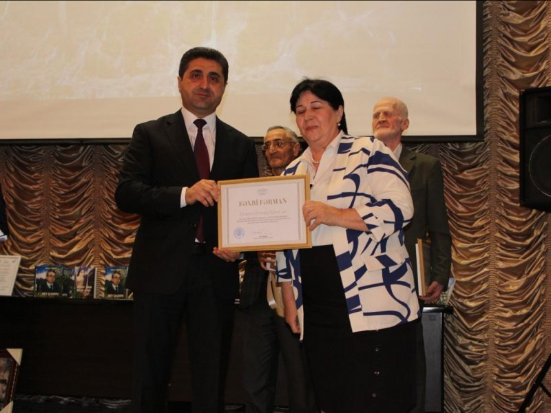 QAX RAYON RƏHBƏRİ YERLİ YAZARLARLA GÖRÜŞÜB-FOTOLAR. 