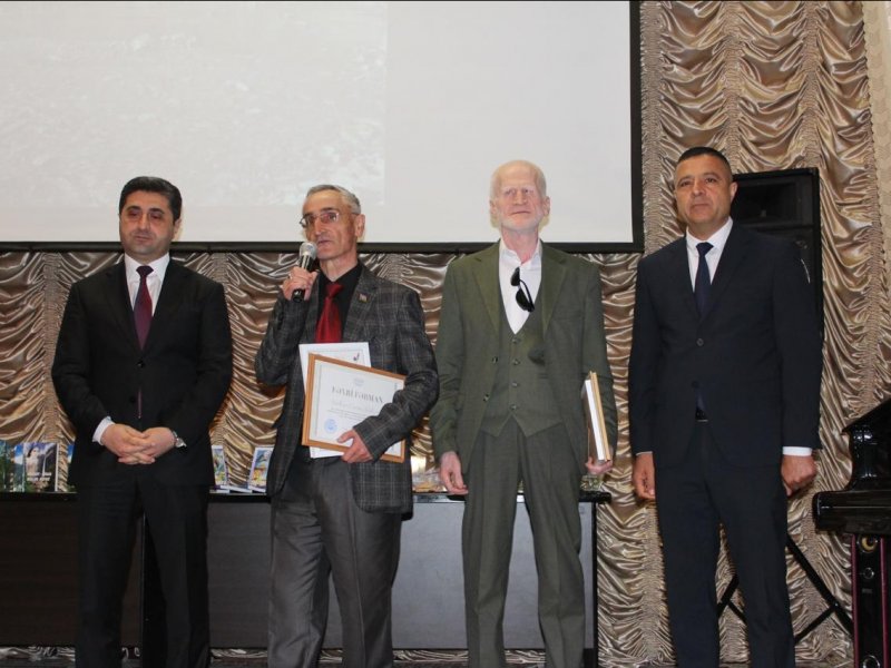QAX RAYON RƏHBƏRİ YERLİ YAZARLARLA GÖRÜŞÜB-FOTOLAR. 