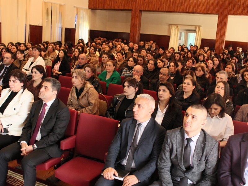 QAX RAYON RƏHBƏRİ YERLİ YAZARLARLA GÖRÜŞÜB-FOTOLAR. 