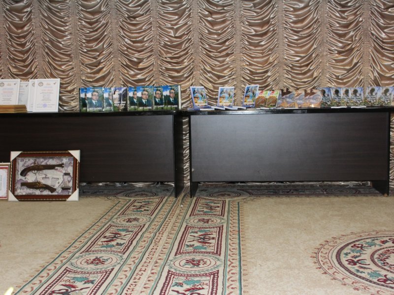QAX RAYON RƏHBƏRİ YERLİ YAZARLARLA GÖRÜŞÜB-FOTOLAR. 