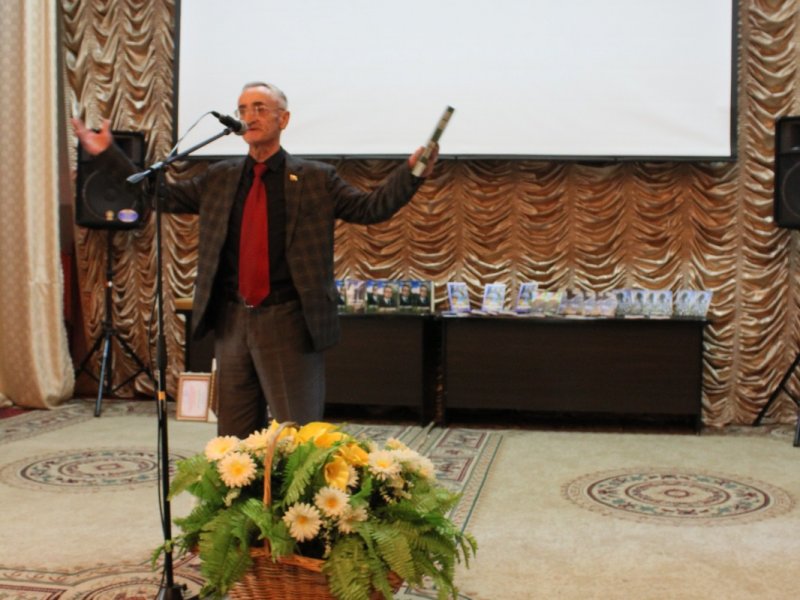 QAX RAYON RƏHBƏRİ YERLİ YAZARLARLA GÖRÜŞÜB-FOTOLAR. 