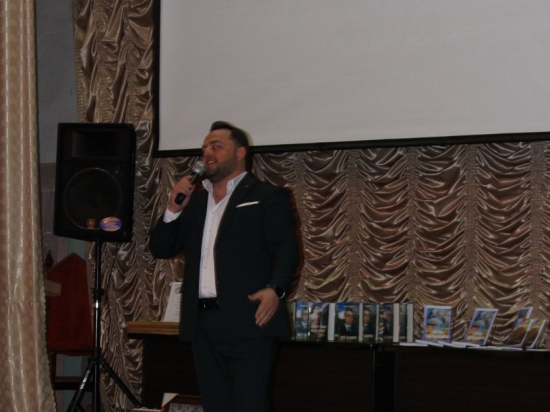 QAX RAYON RƏHBƏRİ YERLİ YAZARLARLA GÖRÜŞÜB-FOTOLAR. 