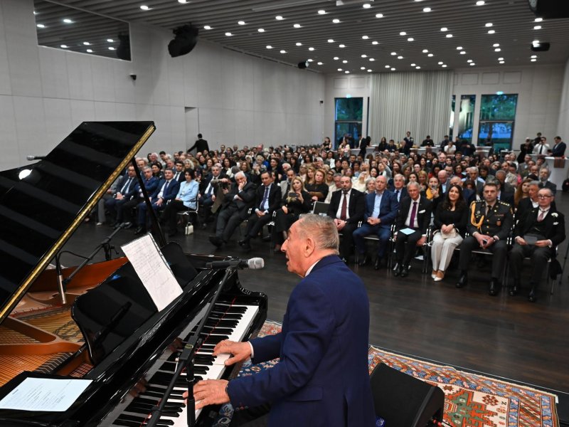 Berlində Ulu Öndər Heydər Əliyevin anadan olmasının 103-cü ildönümü qeyd edilib