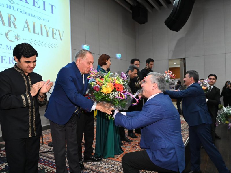 Berlində Ulu Öndər Heydər Əliyevin anadan olmasının 103-cü ildönümü qeyd edilib