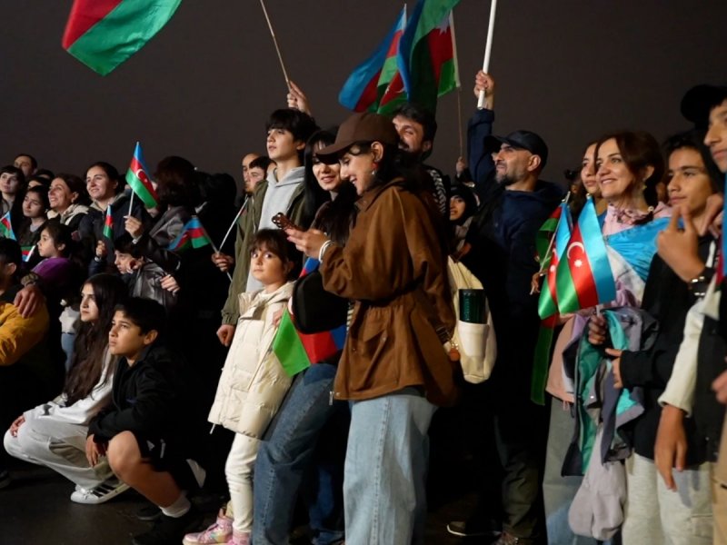 Azərbaycan bayrağının rəngləri Niaqara şəlaləsində Azərbaycan bayrağının rəngləri Niaqara şəlaləsində