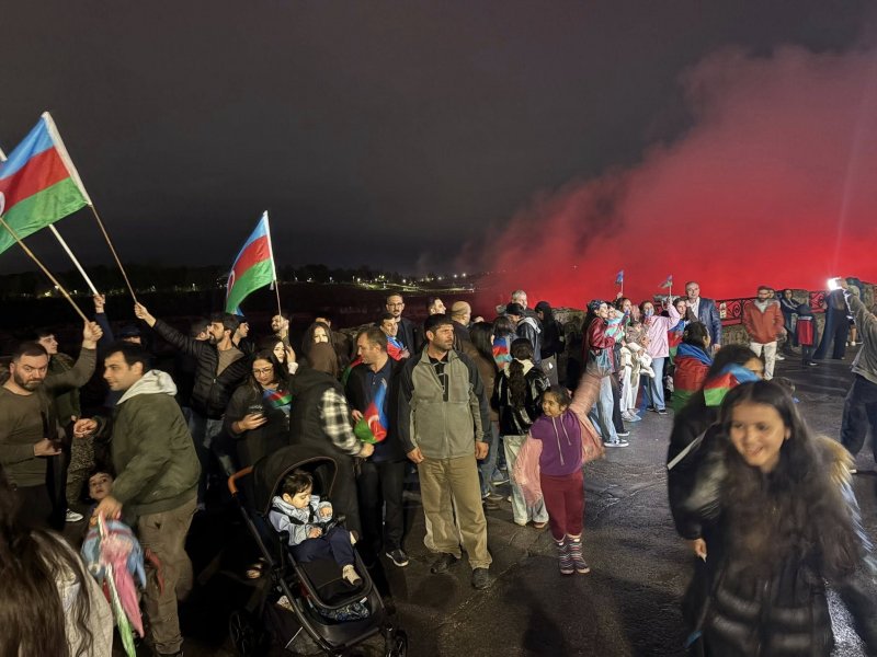 Azərbaycan bayrağının rəngləri Niaqara şəlaləsində Azərbaycan bayrağının rəngləri Niaqara şəlaləsində