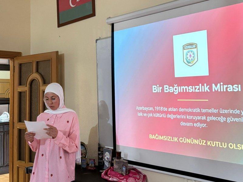 Kavaşrada yeniyetmə və gənclər "Azərbaycan" şeirini söyləyib Kavaşrada yeniyetmə və gənclər "Azərbaycan" şeirini söyləyib