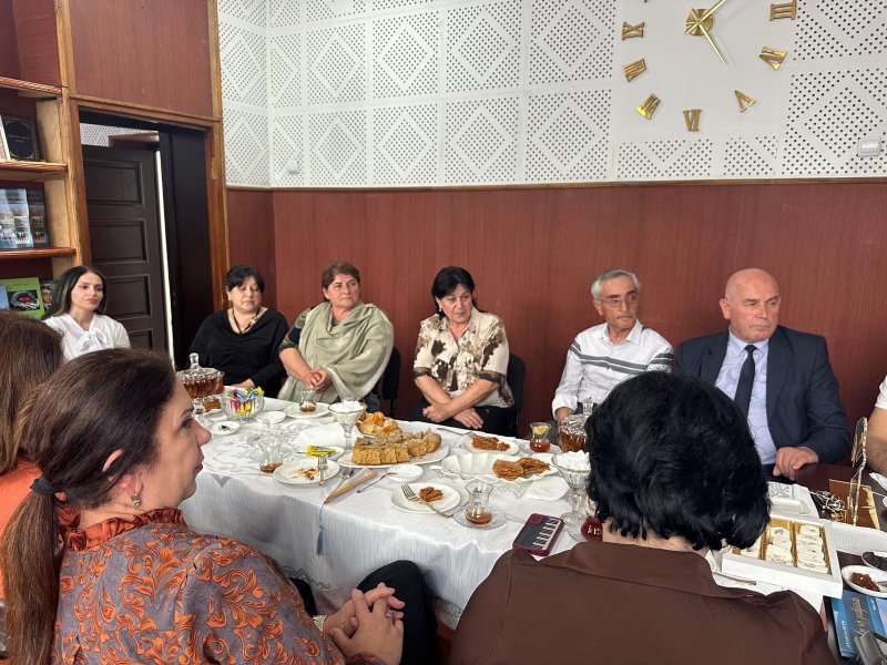 QAX RİH BAŞÇISI ELVİN PAŞAYEV BÖLGƏDƏ YAZIB-YARADAN ŞAİR VƏ YAZIÇILARLA GÖRÜŞÜB. QAX RİH BAŞÇISI ELVİN PAŞAYEV BÖLGƏDƏ YAZIB-YARADAN ŞAİR VƏ YAZIÇILARLA GÖRÜŞÜB.
