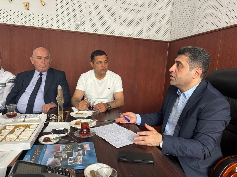 QAX RİH BAŞÇISI ELVİN PAŞAYEV BÖLGƏDƏ YAZIB-YARADAN ŞAİR VƏ YAZIÇILARLA GÖRÜŞÜB. QAX RİH BAŞÇISI ELVİN PAŞAYEV BÖLGƏDƏ YAZIB-YARADAN ŞAİR VƏ YAZIÇILARLA GÖRÜŞÜB.