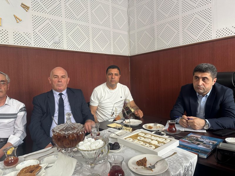 QAX RİH BAŞÇISI ELVİN PAŞAYEV BÖLGƏDƏ YAZIB-YARADAN ŞAİR VƏ YAZIÇILARLA GÖRÜŞÜB. QAX RİH BAŞÇISI ELVİN PAŞAYEV BÖLGƏDƏ YAZIB-YARADAN ŞAİR VƏ YAZIÇILARLA GÖRÜŞÜB.