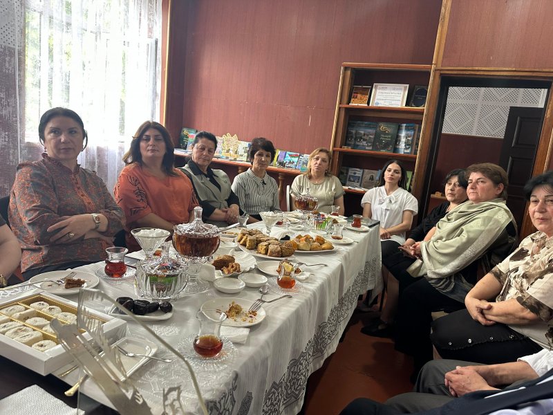 QAX RİH BAŞÇISI ELVİN PAŞAYEV BÖLGƏDƏ YAZIB-YARADAN ŞAİR VƏ YAZIÇILARLA GÖRÜŞÜB. QAX RİH BAŞÇISI ELVİN PAŞAYEV BÖLGƏDƏ YAZIB-YARADAN ŞAİR VƏ YAZIÇILARLA GÖRÜŞÜB.